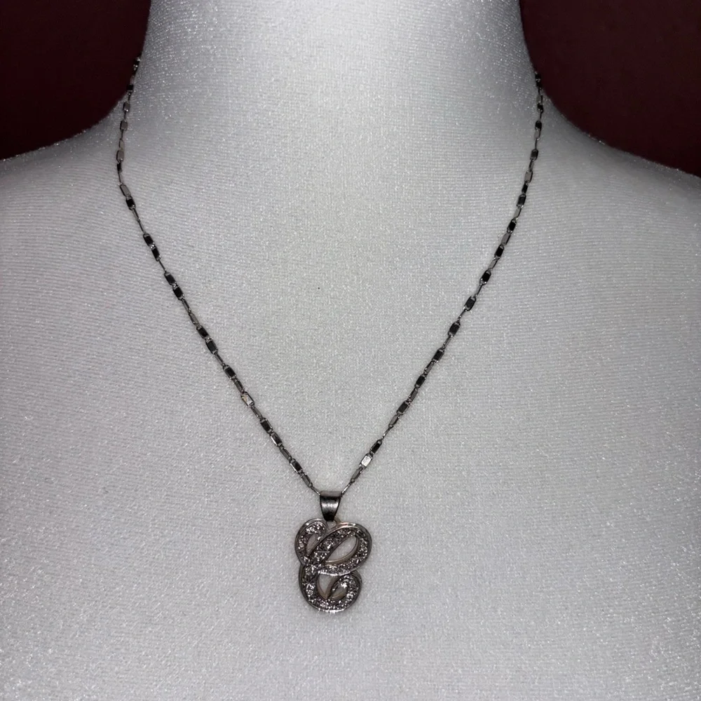Elegant White Gold Necklace with “C” Pendant - Picture 1 of 4